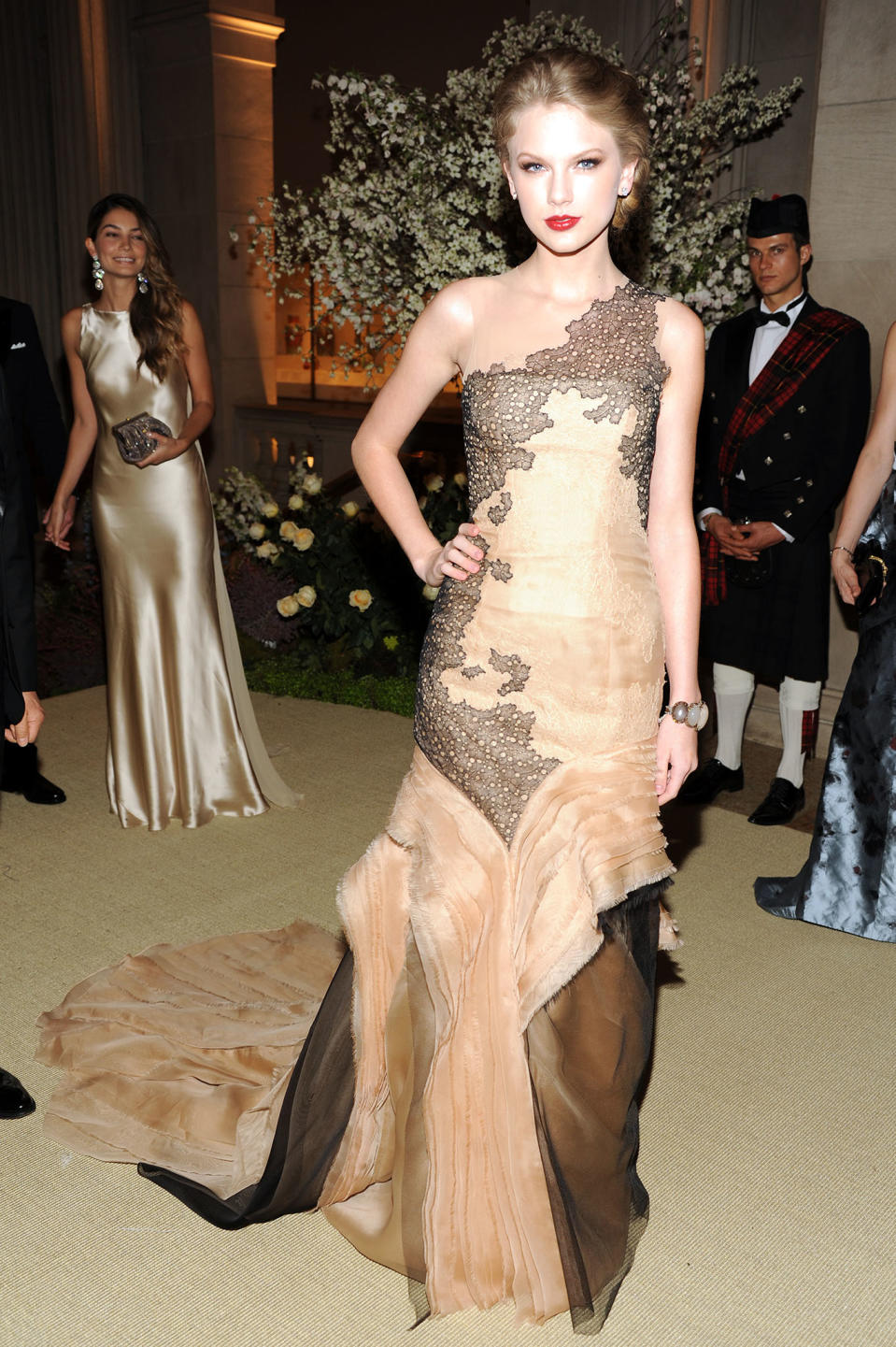 Taylor Swift attends the Metropolitan Museum of ArtÕs 2011 Costume Institute Gala featuring the opening of the exhibit Alexander McQueen: Savage Beauty. Swift wears J. Mendel.