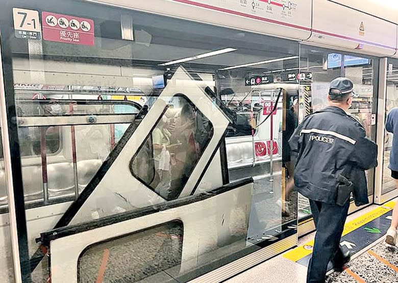 脫落的車門夾在列車車身與月台幕門之間。