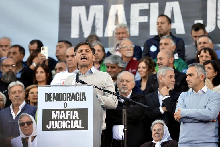 Axel Kicillof habla durante la marcha de La Cámpora en los Tribunales