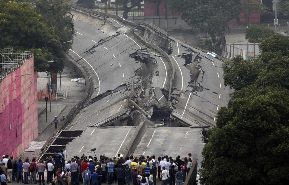 People gather to observe the Perimetral overpass, after its partial demolition as part of Rio's Porto Maravilha (Marvelous Port) urbanisation project, in Rio de Janeiro April 20, 2014. The project is for the city's redevelopment ahead of the 2016 Olympic Games. REUTERS/Ricardo Moraes (BRAZIL - Tags: POLITICS SPORT SOCIETY OLYMPICS BUSINESS TPX IMAGES OF THE DAY)