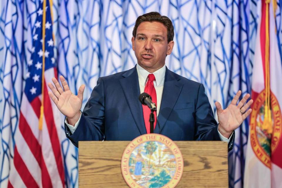 El gobernador de la Florida, Ron DeSantis, habla antes de firmar la ley HB 1365 en una conferencia de prensa en Santorini by Georgios, en South Beach, el martes 20 de marzo de 2024. Pedro Portal