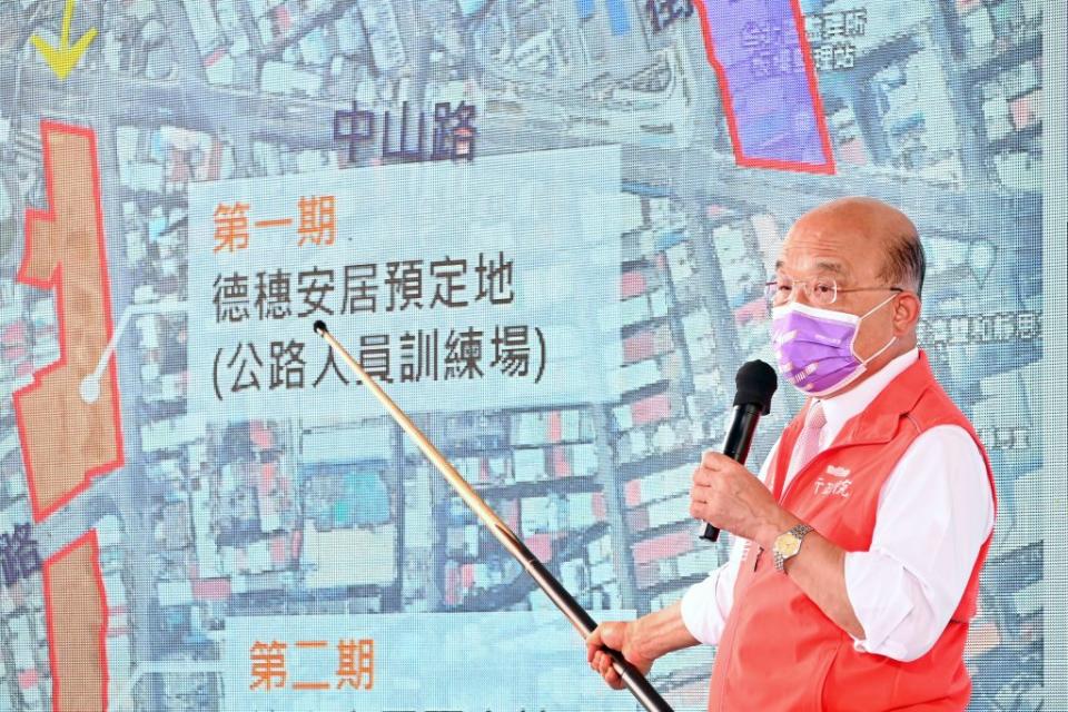 行政院長蘇貞昌昨日視察「中央興辦中和區監理站周邊三處社會住宅計畫」，預計興建總共一八六九戶社會住宅。（記者吳瀛洲攝）