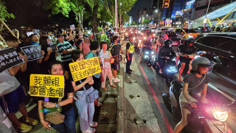 「高雄大路過」活動晚間7時起持續至9時，現場採取安靜舉牌方式表達訴求。(記者黃富貴攝)