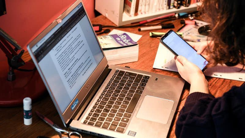 Une étudiante passe un examen en ligne le 27 mars 2020, pendant le confinement, à Chisseaux, près de Tours (photo d'illustration) - Alain Jocard-AFP