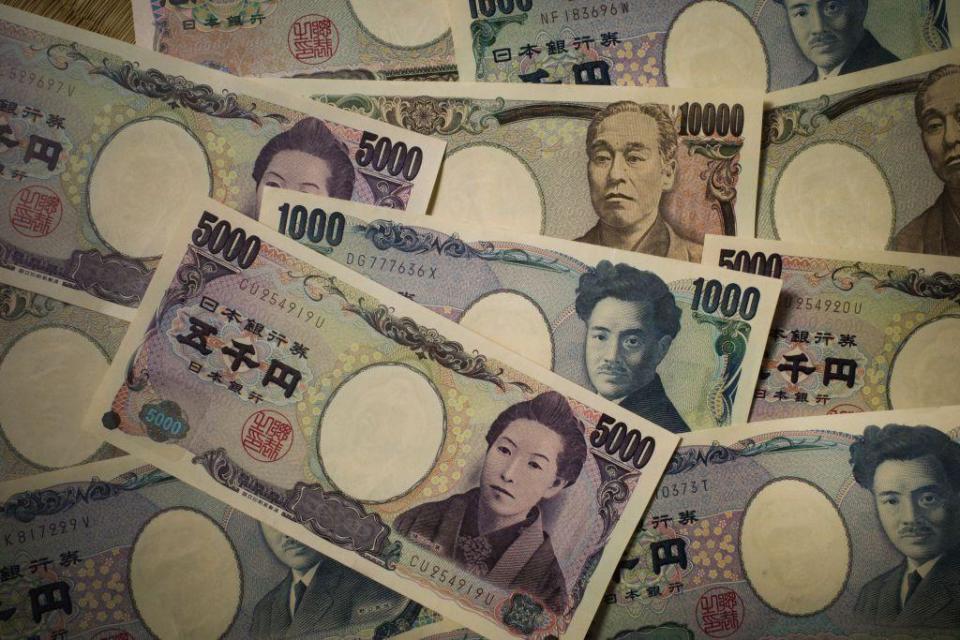 Various yen bills. 