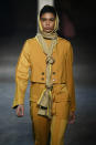 Die von persischen Nomaden abstammende Designerin Nobi Talai knotet in ihrer neuen Kollektion so ziemlich alles: Kopftücher, Blusen, Kleider und mehr. (Bild: Getty Images)