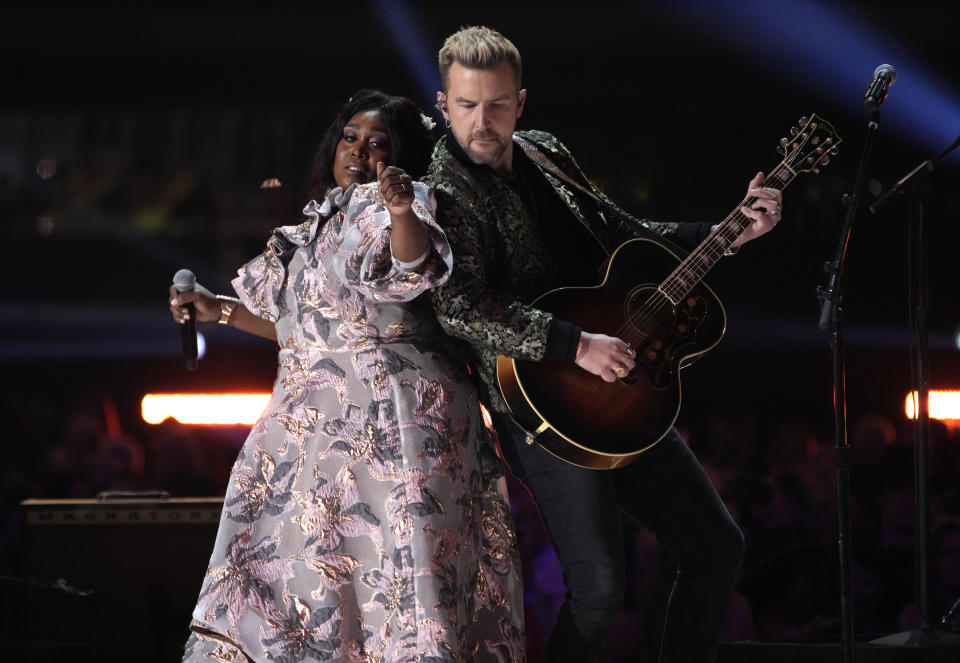 Brittney Spencer, a la izquierda, y TJ Osborne interpretan "These Boots are Made for Walking" durante la ceremonia de los Premios ACM, el lunes 7 de marzo de 2022 en el Allegiant Stadium en Las Vegas. (Foto AP/John Locher)