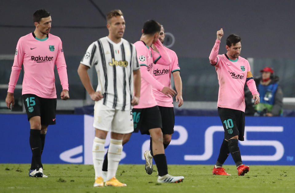 El argentino Lionel Messi (derecha), del Barcelona, festeja luego de anotar frente a la Juventus en un encuentro de la Liga de Campeones, disputado el miércoles 28 de octubre de 2020 (AP Foto/Antonio Calanni)