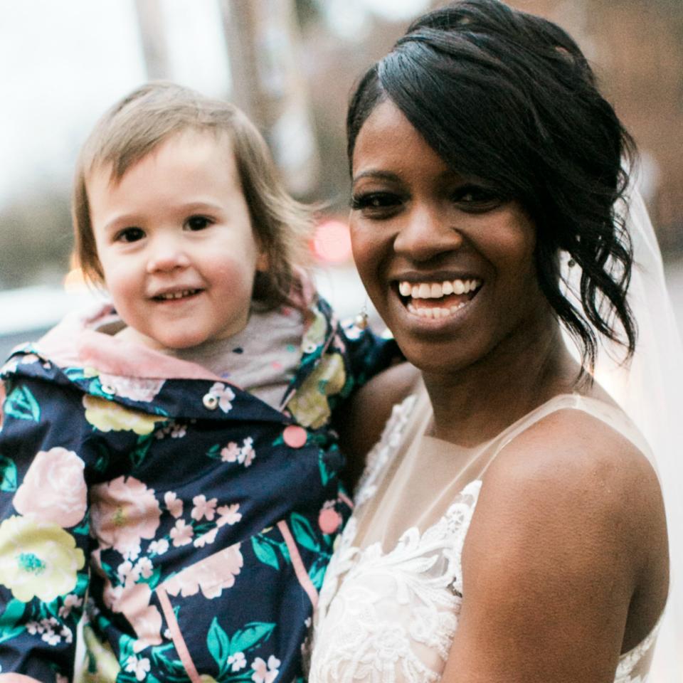 <p>Madre e hija caminaban por una calle de Seattle, en Estados Unidos, cuando se cruzaron con una pareja de novios en una sesión de fotos para su boda. El vestido blanco de la novia captó inmediatamente la atención de la niña, quien pensó que la recién casada era igual a la princesa del cuento que sostenía en su mano. Las fotos se convirtieron en virales. </p>