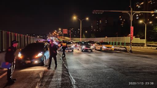 朱高正兒子朱仰丘今年1月，在新店中正路快車道醉倒，遭後車輾斃。（圖／翻攝畫面）