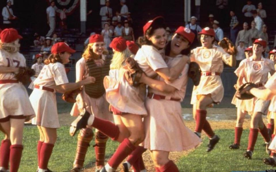 A League of Their Own (1992): La película contaba la historia real las Rockford Peaches un equipo femenino que hizo historia durante la Segunda Guerra Mundial en la All-American Girls Professional Baseball League, liderado por Dottie Collins.