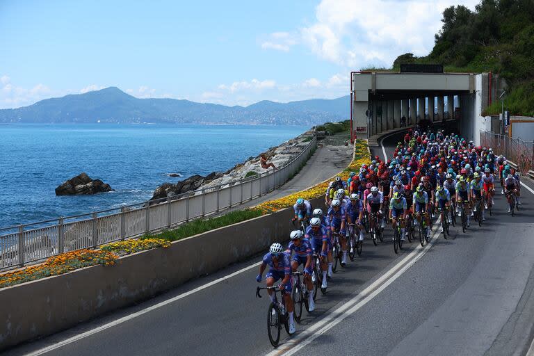 El pelotón deja atrás un túnel durante el primer tramo del 107° Giro de Italia, entre Génova y Lucca.