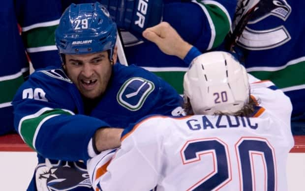 Vancouver's Tom Sestito (left) fights with Edmonton's Luke Gazdic on Oct. 5, 2013.  (Jonathon Hayward/The Canadian Press - image credit)