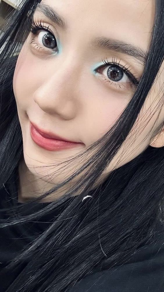 Blue Beauty藍色美妝熱潮來臨！新生代熱愛的精靈藍眼影妝，參考Jisoo、Jennie、Kendall、Hailey星級示範