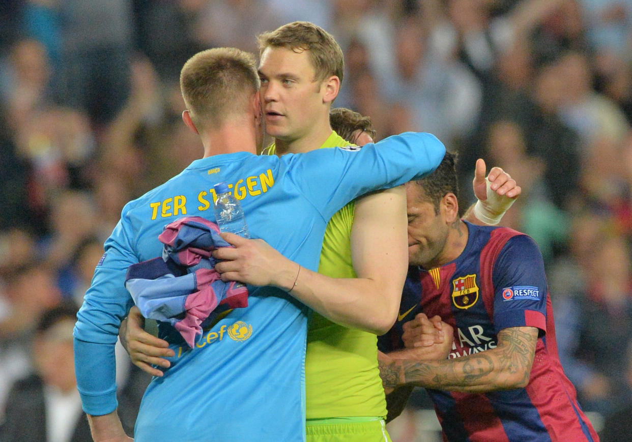 Manuel Neuer y ter Stegen se saludan tras un partido entre Bayern Múnich y Barcelona en mayo de 2015 por Semifinales de la Champions League. (Peter Kneffel/picture alliance via Getty Images)