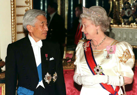 FILE PHOTO : Britain's Queen Elizabeth II (R) chats with Japanese Emperor Akihito before entering the State Banquet Hall at Buckingham Palace May 26, 1998. REUTERS/Stringer/File Photo