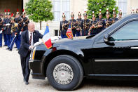 <p>A person cleans the car of President Donald Trump at the Elysee Presidential Palace on July 13, 2017 in Paris, France. (Photo: Thierry Chesnot/Getty Images) </p>