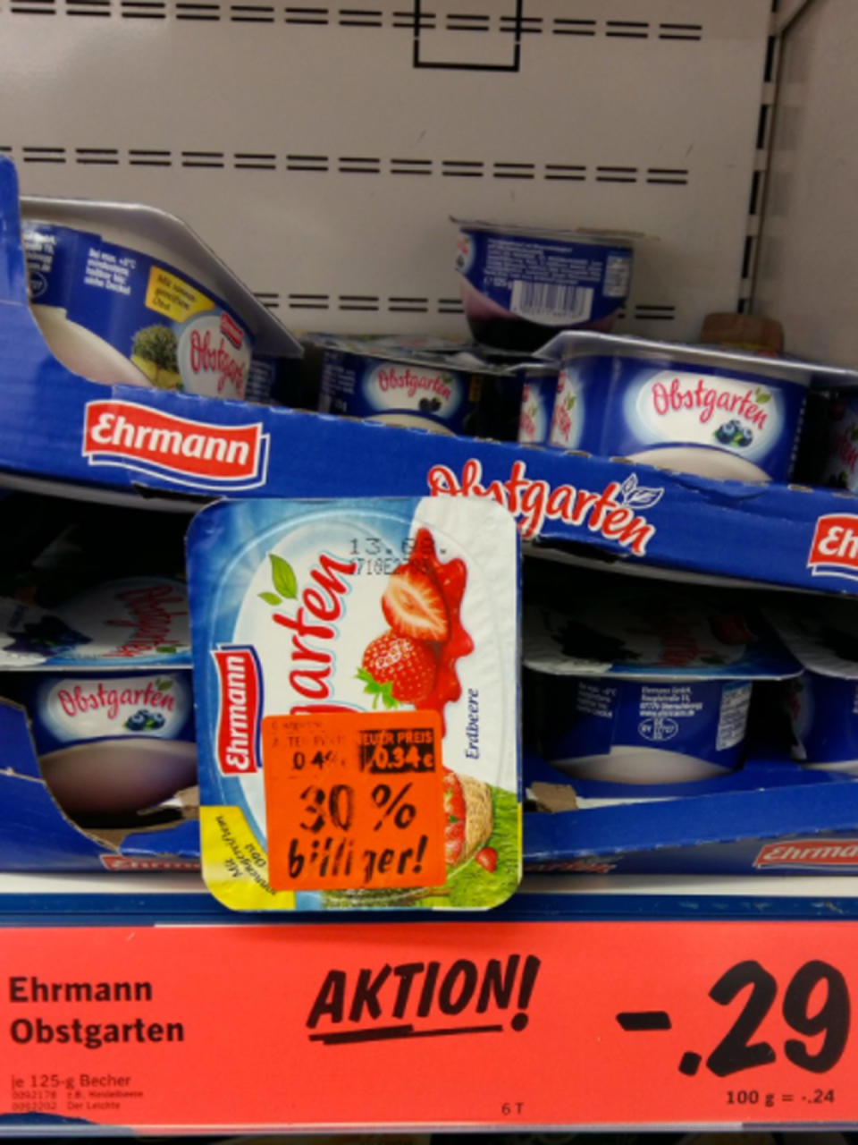 <p>Moment mal: Der Joghurt ist eine Woche abgelaufen, dafür aber um 30 Prozent reduziert. Dafür kostet der frische Joghurt trotzdem noch fünf Cent weniger. Egal, wie man sich entscheidet, man macht ein Schnäppchen – und für fünf Cent drauf gibt es eventuell sogar Bauchschmerzen inklusive. (Bild: twitter.com/ZurQuelle_Mag) </p>