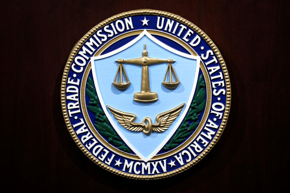 Le sceau de la Federal Trade Commission est vu lors d'une conférence de presse pour annoncer que Facebook Inc a accepté un règlement des allégations selon lesquelles il aurait mal géré la confidentialité des utilisateurs au siège de la FTC à Washington, États-Unis, le 24 juillet 2019. REUTERS/Yuri Gripas