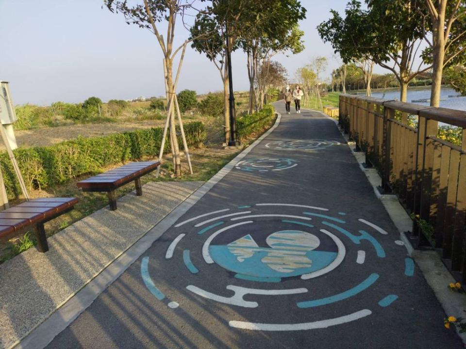 鹽水月津港周邊的水岸步道，適合散步和騎乘單車遊賞。（記者陳佳伶攝）