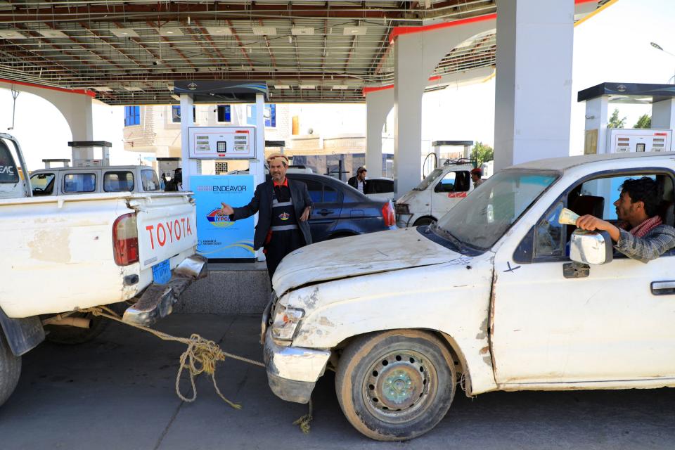 Vehicles queue at a petrol station in Yemen's capital Sanaa on March 9, 2022, amid fuel shortages in the war-torn country.  / AFP / MOHAMMED HUWAIS