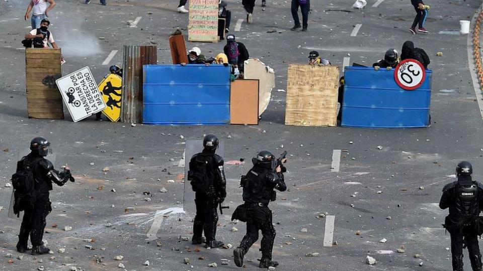 La policía intenta desbloquear las carreteras y avenidas tomadas por los manifestantes en Cali.