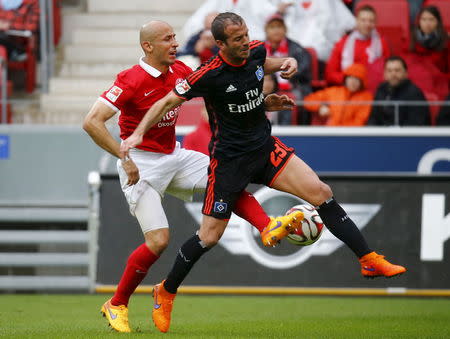 Hamburg SV's Rafael van der Vaart (R) collides with FSV Mainz 05 Elkin Soto during their German first division Bundesliga soccer match in Mainz, Germany, May 3, 2015. REUTERS/Kai Pfaffenbach