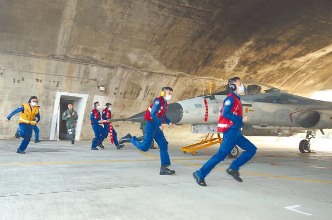 空軍作戰指揮部指揮官由於肩負台海空防重任，全年沒有休過假。圖為國軍春節期間加強戰備演練，警鈴響後機組人員迅速出動執行5分鐘緊急起飛任務。（本報資料照片）