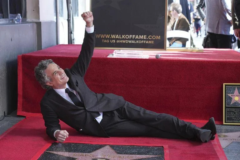 Mark Ruffalo festeja con la estrella que lleva su nombre a sus pies en la ceremonia en su honor en Hollywood Boulevard