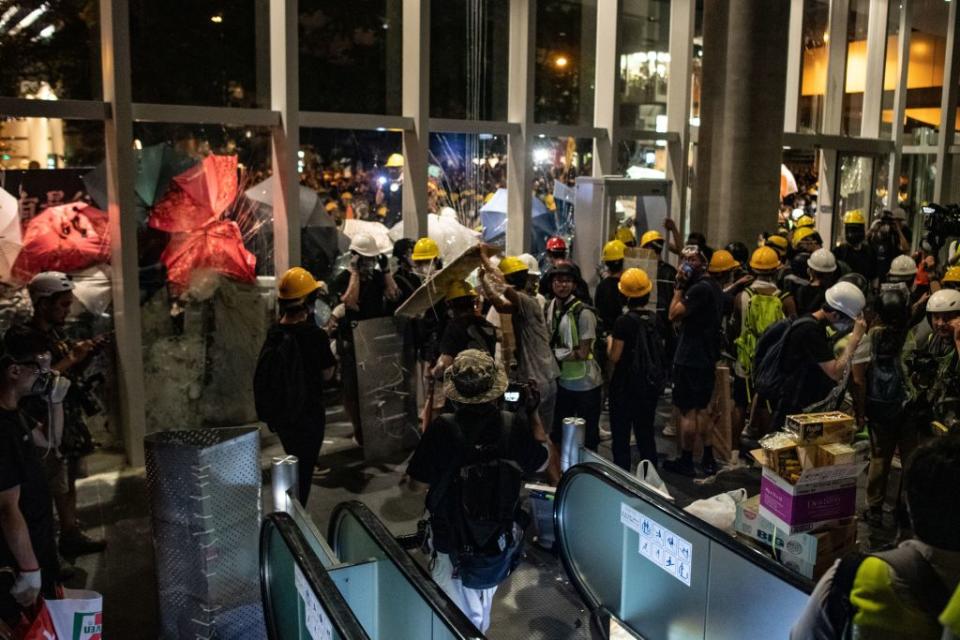示威者經過一番衝擊後，成功破門進入立法會大樓。（攝影：PHILIP FONG/AFP/Getty Images）