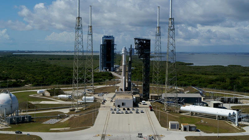 Die Raumsonden Atlas 5 und Starliner sind derzeit in der Vertical Integration Facility der United Launch Alliance untergebracht, dem Gebäude, das hier hinter der Rakete zu sehen ist, als die Trägerrakete Anfang dieses Monats zum Start auf der Startrampe positioniert wurde.  / Bildnachweis: United Launch Alliance