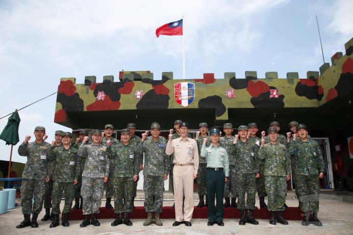 參謀總長李喜明上將10日視導馬祖離島據點，偕駐防官兵合影。（軍聞社記者李一豪攝）