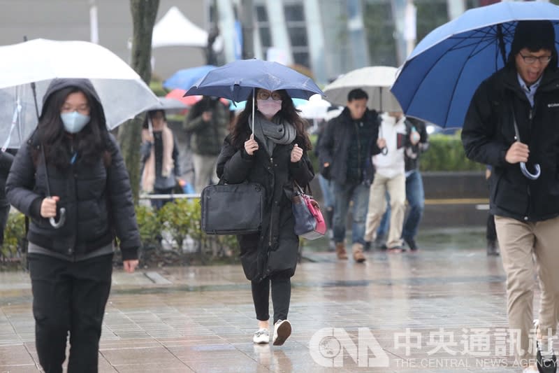 周五起將有鋒面接力抵達，中部以北轉有局部短暫雨，氣溫開始下降。（中央社／資料照）