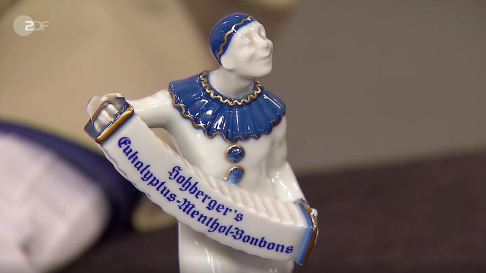 Die fehlenden Informationen präsentierte Albert Maier: "Das ist eine Rosenthal-Porzellanfigur, gefertigt im Jahre 1929." Die Bonbonmanufaktur Hohlberger ließ den Schriftzug extra anbringen, die Figuren gab es zuvor nur in Weiß. (Bild: ZDF)