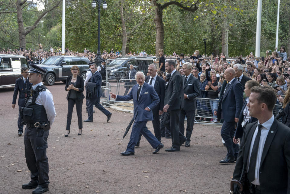 El rey Carlos III saluda a la multitud congregada en The Mall en Londres, Inglaterra, el sábado 10 de septiembre de 2022. (Andrew Testa/The New York Times)
