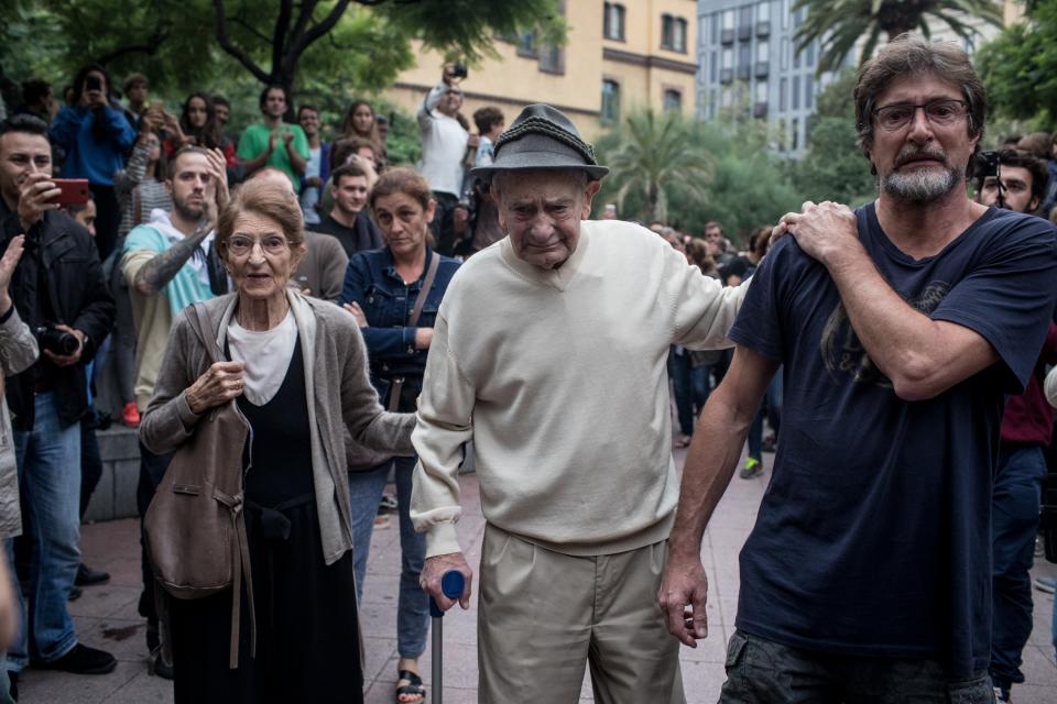 <p>A 90-year old man is cheered and clapped by the crowd as he leaves after casting his referendum vote. (Getty) </p>