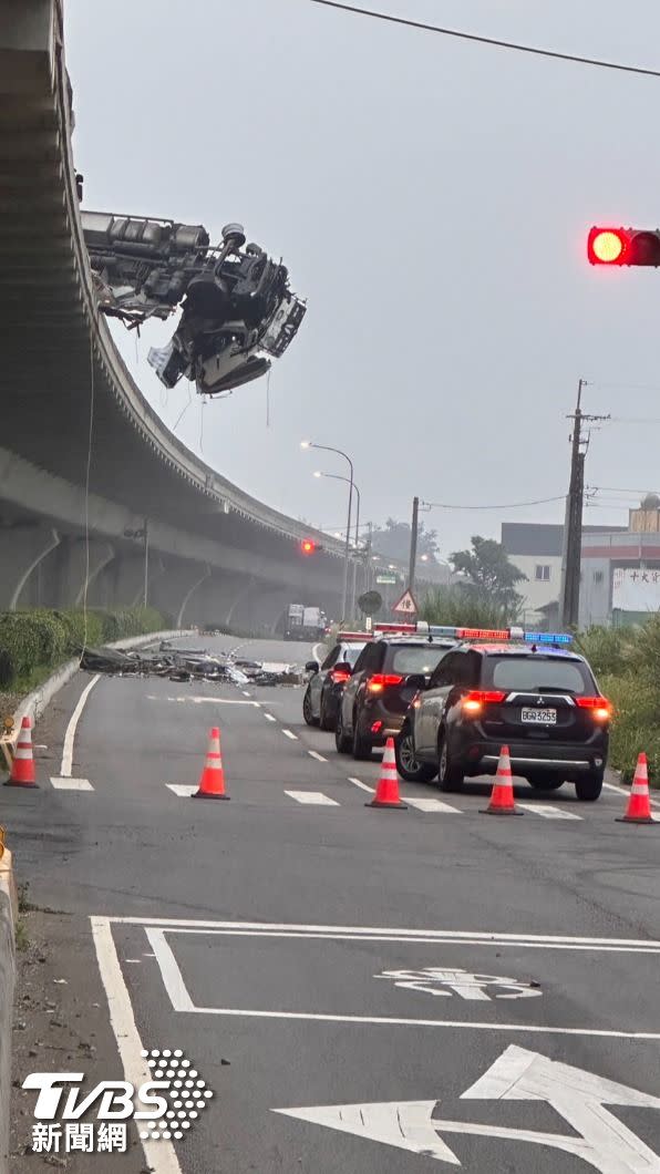 台61線西濱快速道路13日凌晨發生一起驚悚車禍。（圖／TVBS）