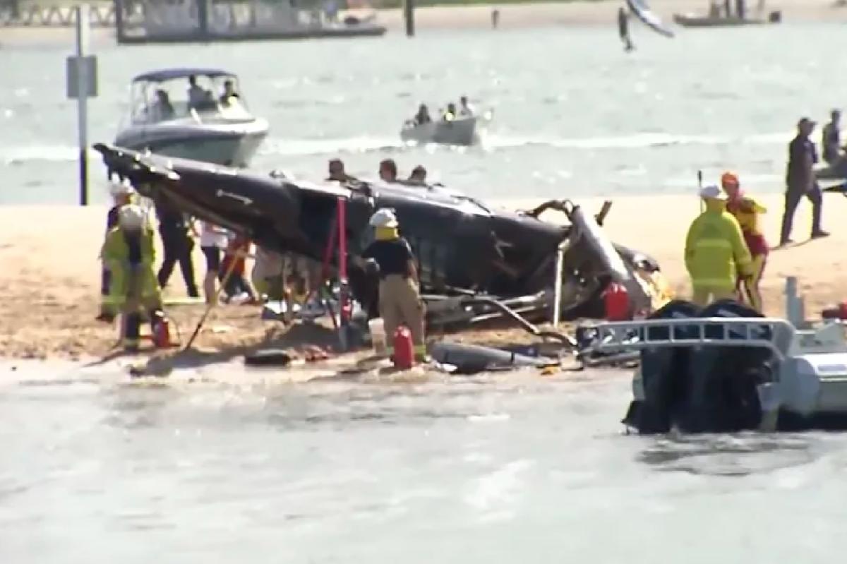#Helicopters collide over Australian beach, 4 passengers dead