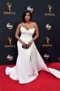 <p>La pulpeuse Niecy Nash s'est adressée à Christian Siriano, le designer de prédilection des « non-mannequins ». N. Nash a ainsi mis en valeur sa fabuleuse silhouette vêtue d'une robe blanche moulante dotée d'une traine. <i>(Photo : Getty Images)</i></p>