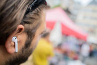 Mit den Airpods, die erstmals 2016 auf den Markt gebracht wurden, schafften kabellose Ohrhörer den Durchbruch. Dabei thematisiert das "Time"-Magazin aber auch die Schattenseite, die sich aus dem Elektroschrott und die umstrittenen Herstellungsmethoden, die auch das Recycling erschweren, ergibt. (Bild: Getty Images)