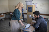 <p>Voters head to polling stations to cast their vote for the Iraqi parliamentary election on May 12, 2018 in Erbil, Iraq. (Photo: Younes Mohammed/Getty Images) </p>