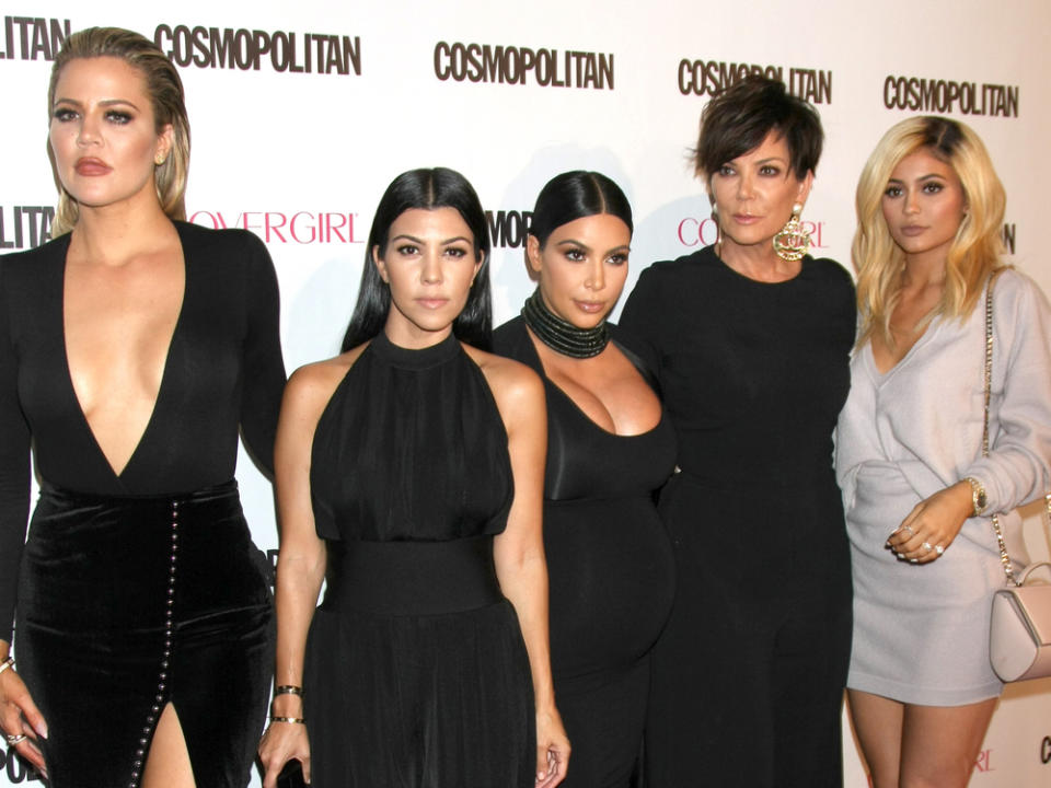 Ein Teil des Kardashian-Jenner-Clans (v.l.): Khloé Kardashian, Kourtney Kardashian, Kim Kardashian West, Kris Jenner und Kylie Jenner (Bild: Kathy Hutchins / Shutterstock)