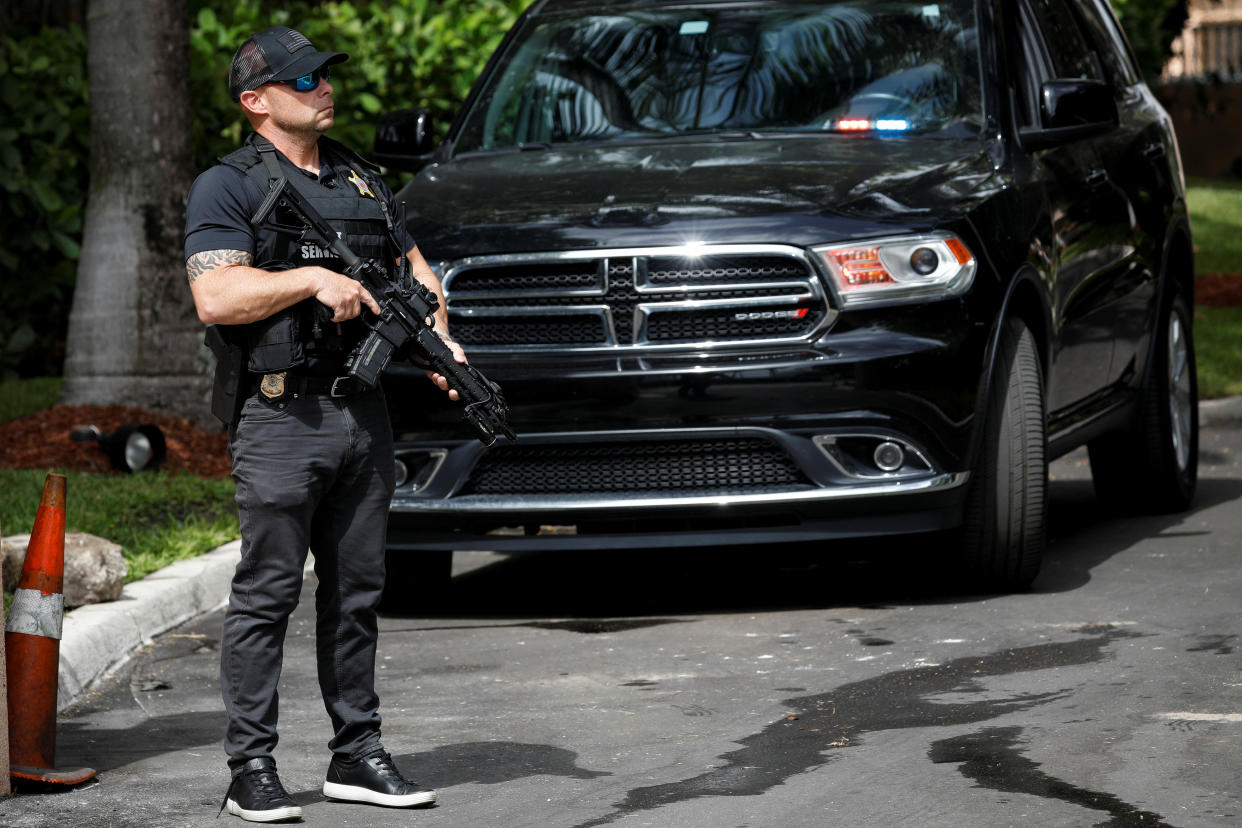 A Secret Service officer stands guard outside former President Donald Trump's Mar-a-Lago home on August 9, 2022. (Marco Bello/Reuters)