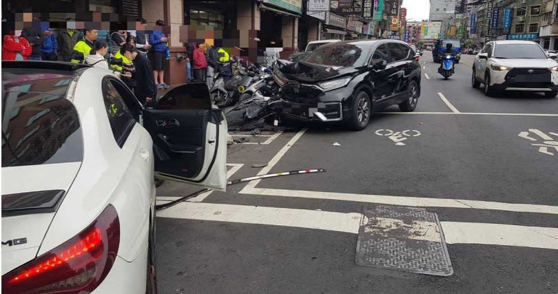 陳女駕駛白色賓士車，撞上對向路邊臨停的轎車後，再波及路邊1部轎車與13部機車。（圖／翻攝畫面）