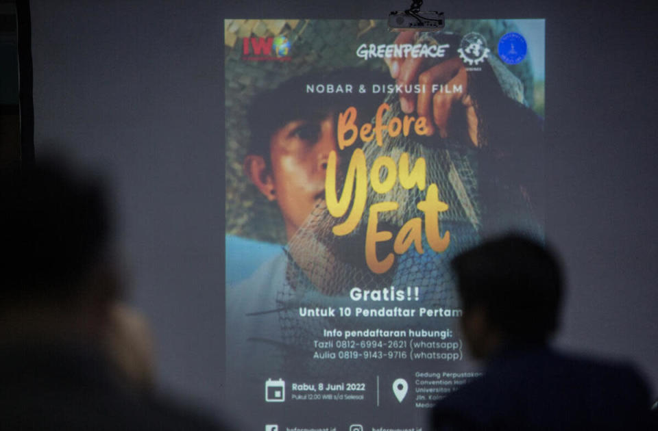 2022年，綠色和平印尼辦公室與印尼移工聯盟（SBMI）共同製作紀錄片《開動之前》（Before You Eat），闡述印尼遠洋漁工在海上被奴役的根本原因，並在印尼大專院校及民間進行巡迴播放。