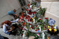 <p>People light candles to pay tribute to Britain's Queen Elizabeth outside the British Embassy in Prague, Czech Republic, September 9, 2022. REUTERS/David W Cerny - RC2ODW9HMAHF</p> 