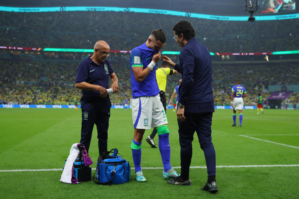 Alex Telles deixa o jogo contra Camar&#xf5;es sob l&#xe1;grimas. Foto:Marc Atkins/Getty Images