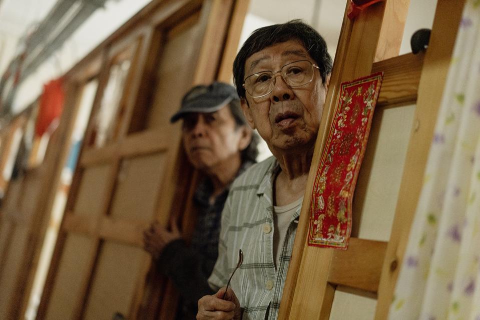 姜大衛（左）與胡楓（右）片中一起住在療養院。（圖／台北双喜提供）