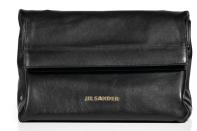 Genauso geht’s uns bei dieser coolen Clutch in rockigem Schwarz. Wir können sie uns ganz famos sowohl zum Ausgehkleidchen am Abend als auch tagsüber zur Jeans vorstellen. (Clutch von Jil Sander, ca. 460 Euro)