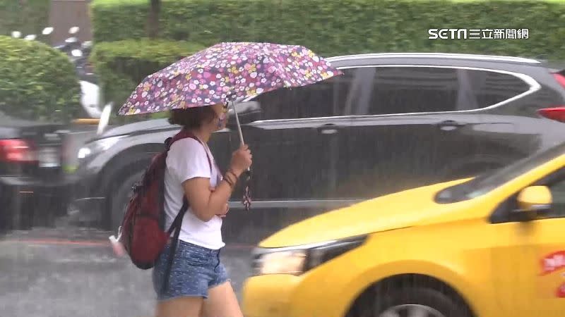 下週二、週三各地都會出現明顯降雨，出門記得帶傘。